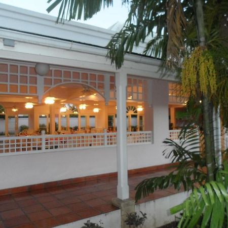 Hotel Pommarine Бриджтаун Екстериор снимка