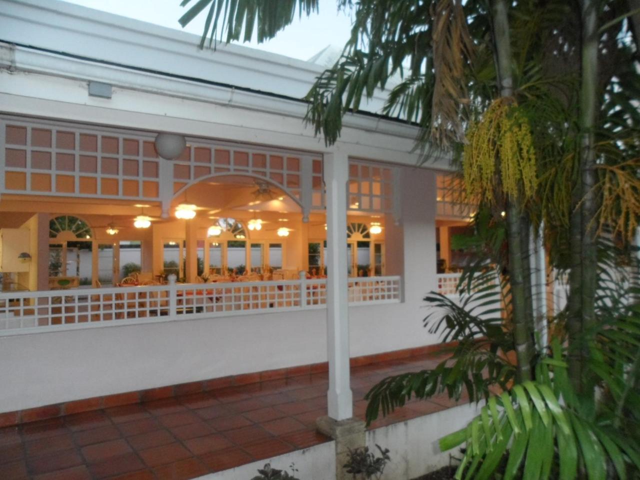 Hotel Pommarine Бриджтаун Екстериор снимка