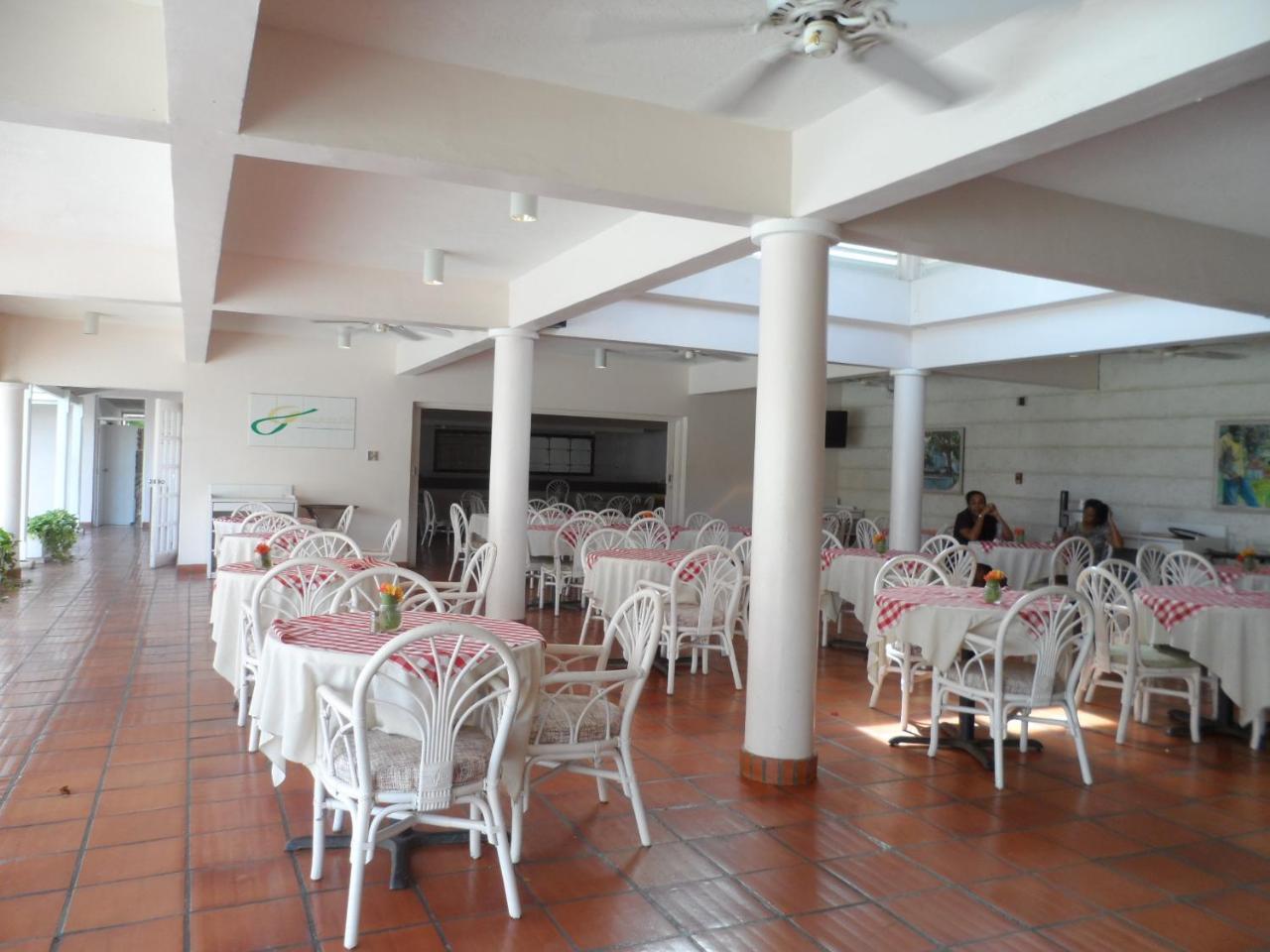 Hotel Pommarine Бриджтаун Екстериор снимка