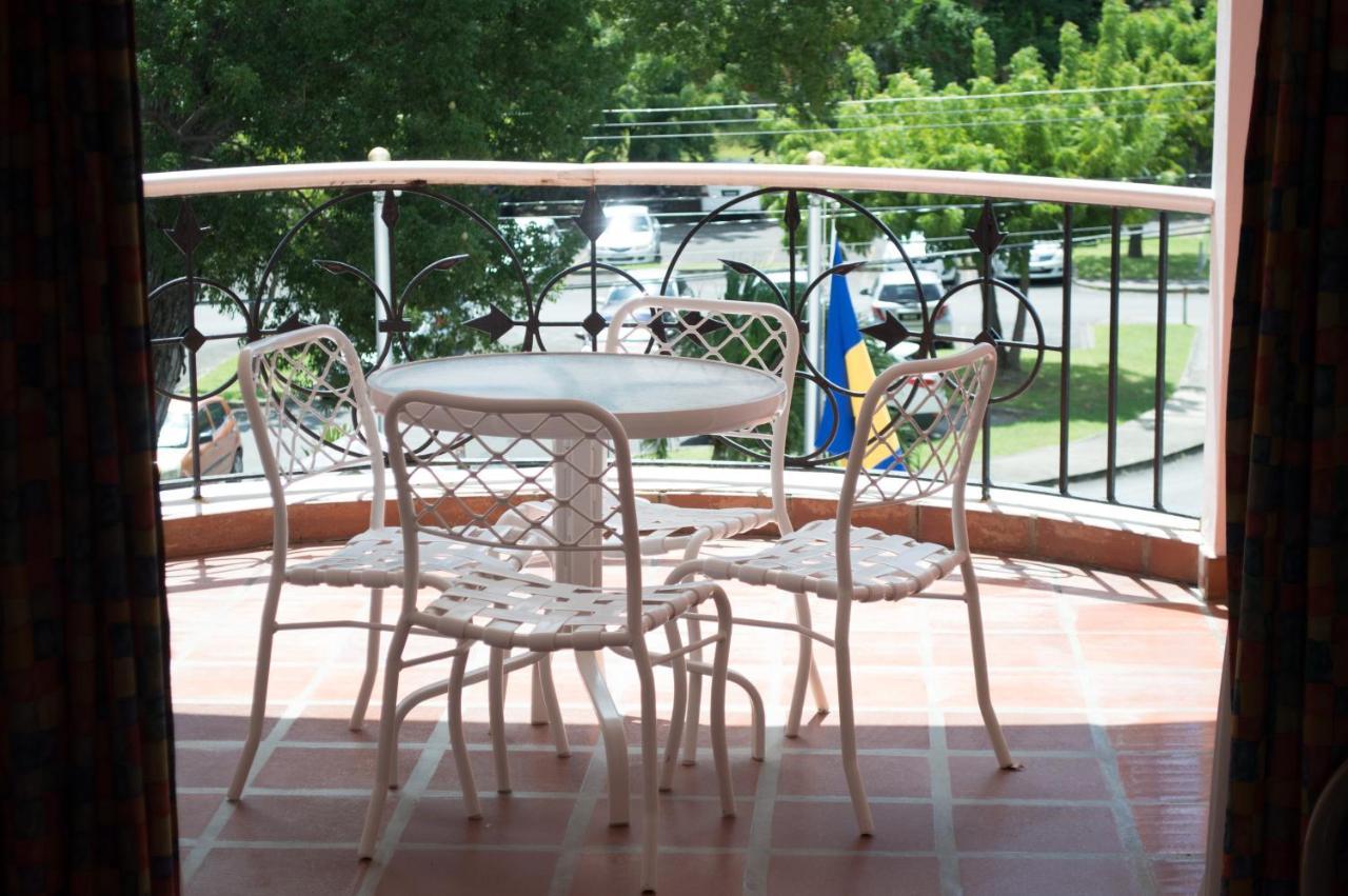 Hotel Pommarine Бриджтаун Екстериор снимка