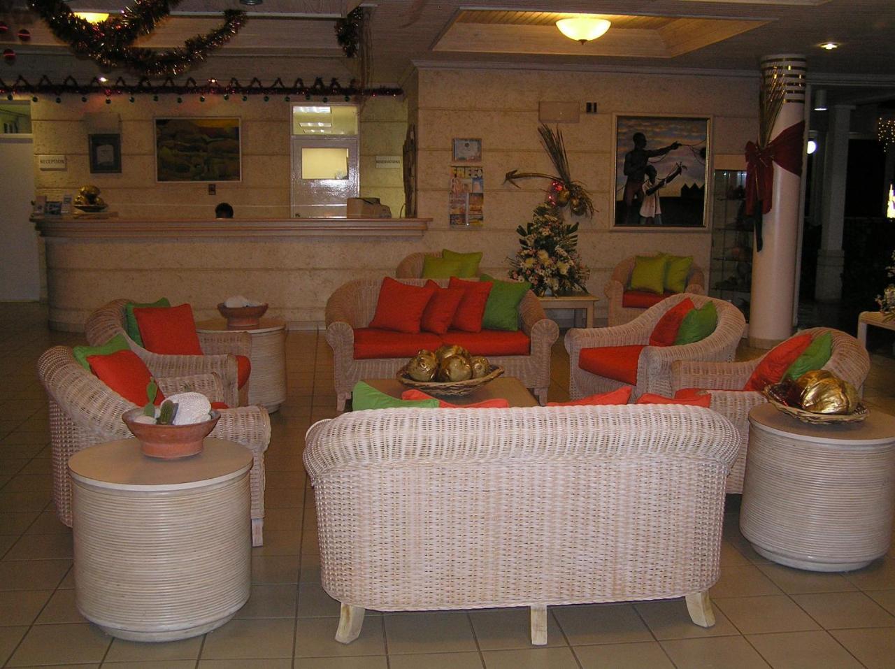 Hotel Pommarine Бриджтаун Екстериор снимка