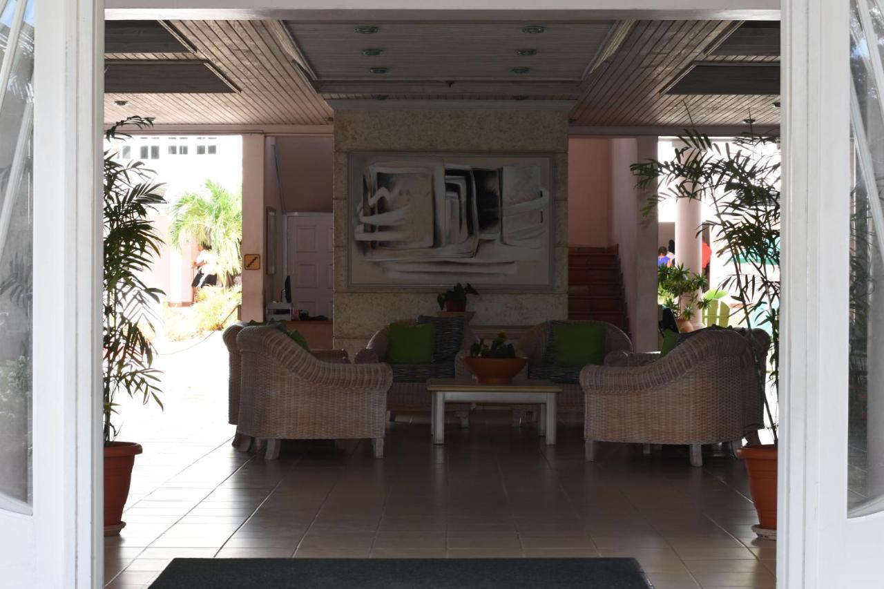 Hotel Pommarine Бриджтаун Екстериор снимка