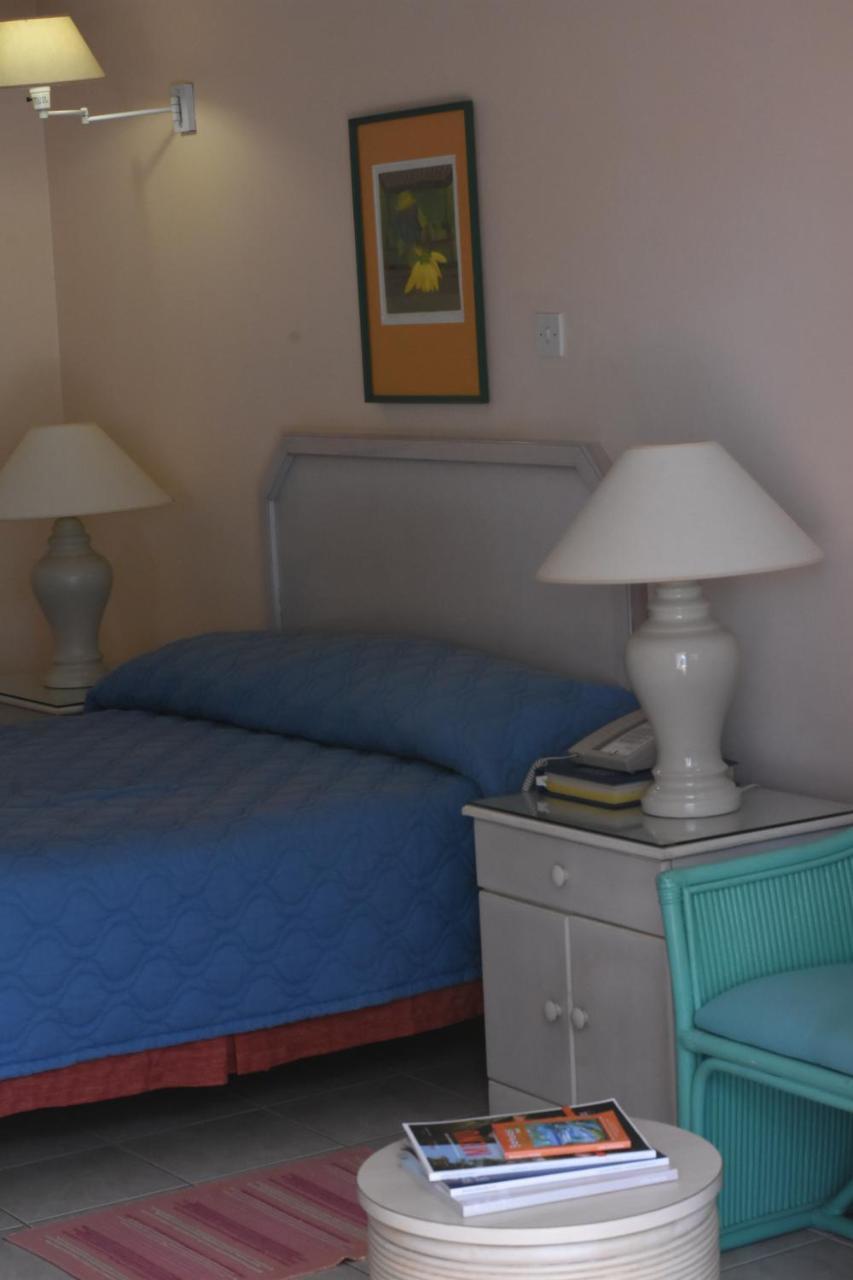 Hotel Pommarine Бриджтаун Екстериор снимка